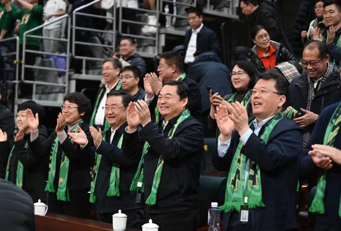 辽宁省领导在辽宁体育馆现场观看CBA常规赛辽宁队与广东队的比赛。